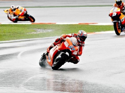 MotoGP de Sepang : Stoner et sa Ducati seul devant